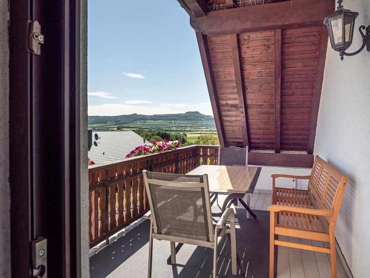 Balkon mit Ausblick auf den Staffelberg